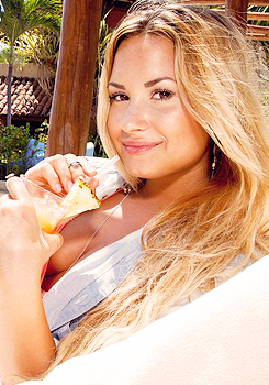 getdemi:  Demi Lovato +blonde/pink hair