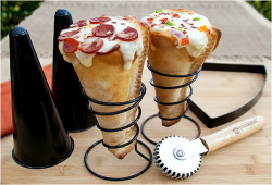 mac-n-ch33se:  cudddled:  anywhor3:  unff  omg  its like a pizza cONE OMG 