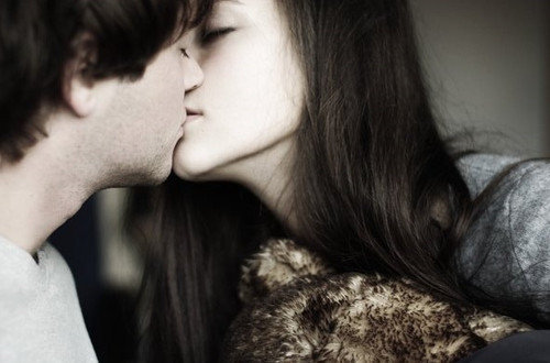 coisasparaseremditas:  É mais uma vez estou aqui, sentindo todo essa sensação que não sai do meu peito, quero ter você, isso é uma loucura, pois vc está tão longe, dizem que para o amor não á distancia, que ele é capaz de superar tudo, eu nem