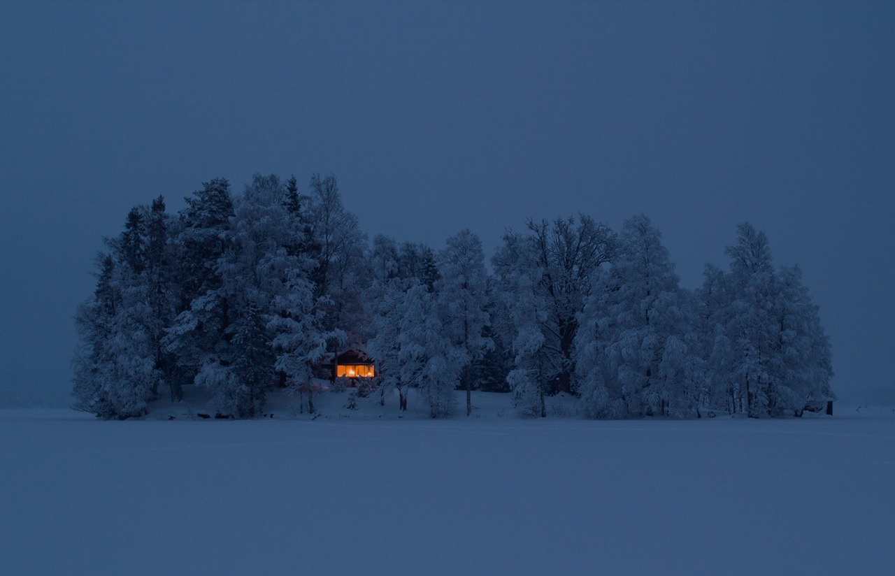 kuanios:Cottage on an island near Nora, Sweden. Submitted by Jonas Loiske. (via cabinporn)