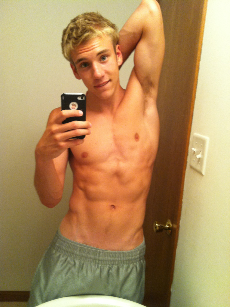 fyeahshirtlessmen:  yum 