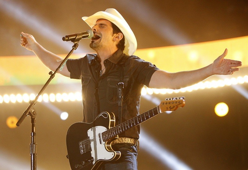 mstarzcom:  Country Music Star Brad Paisley Performing on Stage (via Mstarz) 