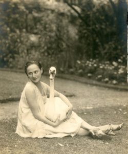 tender-isthe-night:  Anna Pavlova with her pet swan Jack at Ivy House. 