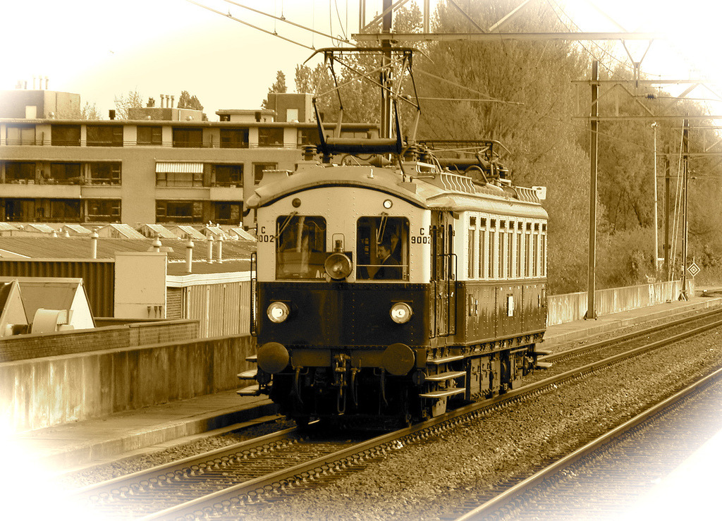 worldwiderails:  Motorrijtuig “Jaap” (by Michiel2005) An old Dutch electric train