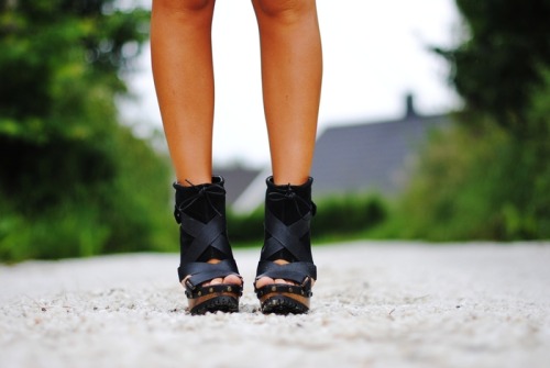 811k:   Marthe Borge Shoes from Bianco - Skirt and Jacket from Zara - Bracelet from BikBok  