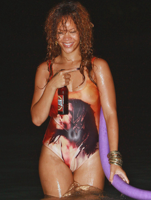 Rihanna camel toe