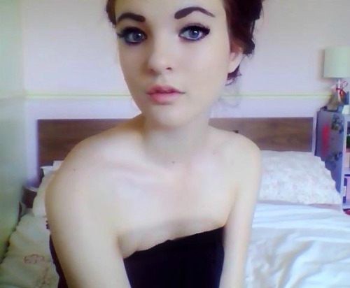 prettydollsxoxo:  g-r-u-n-g-e—p-h-o-b-i-a:  I hardly ever wear my hair up x