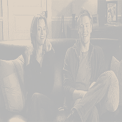 todofandeonetreehill:  “ Aqui vai um aviso para os manos, que tentam fazer o que as minas pedem, levam um fora por ficarem muito animados.Faça de tudo para fazer ciúme nelas. Isso aí espertinho, vá para festa, as meninas estão de saia curta,