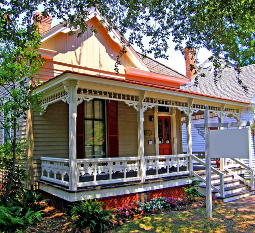 The Gingerbread cottage in Montgomery, Alabama, USA (by mariposa lily).