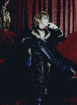 Iris-Hizaki-Arya-Rose:  Same Background And Chair^^