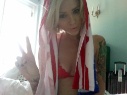 alysha:  happy 4th of july  alien fingers