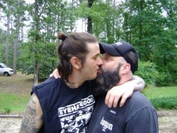 codeaires:  Phil Anselmo making out with Kirk Windstein? How have I never seen this before?! *.* 