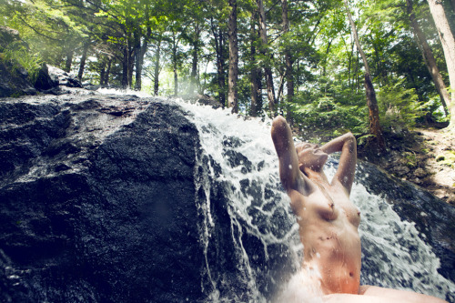 permaculture-porn:propriety:naktivated:Nude under the waterfall. Refreshing.Reblogged viaStumblrRebl