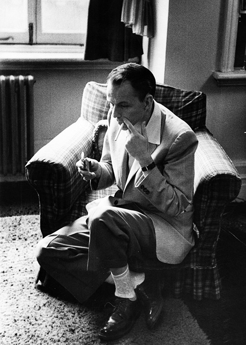 fuckyeahthevoice:  Frank Sinatra in his London flat, photographed by Ronald Startup, 1953