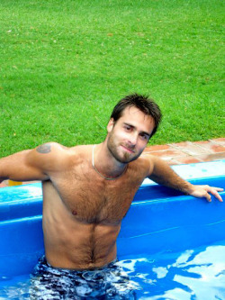 insideonly:  Beat the heat………………………………. He is wonderful! If he were in my pool it would be boiling! queerio:  fursnake7:  I love summer.  So do I!  