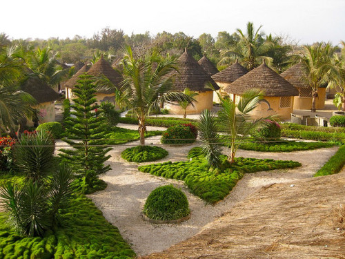 Chez Salim huts near Lac Rose, Senegal (by Jeff Attaway).