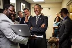 itsayylucky:  Obama looking at my blog 