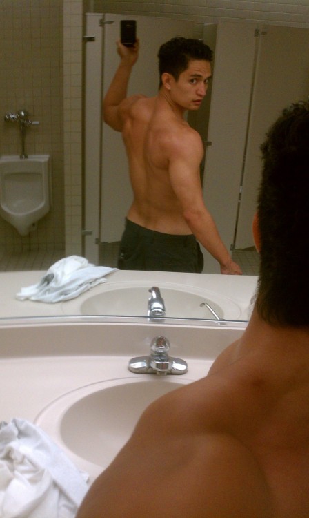 tarzanbboy:  Working on getting that sexy back 