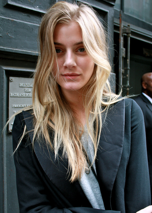 femme-belle:  beautiful  she is so lovely&hellip; can someone tell me what her