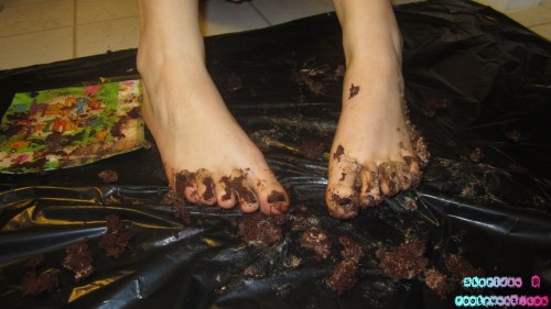 Sheridan and her messy chocolate cake covered feet. ;) www.footpunkz.com