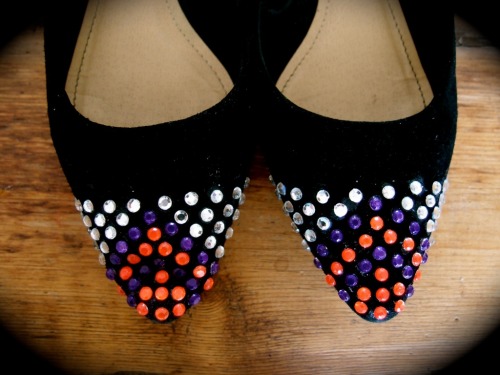 DIY Rhinestone Shoes Tutorial by Clones &lsquo;N&rsquo; Clowns here. Recently someone on Tumblr blog