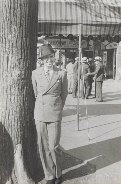 deviatesinc:  deviatesinc: Donald Angus, near the Lafayette Theatre, Harlem, 1932