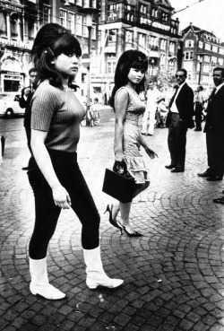 vintagegal:  Two Indonesian girls in Amsterdam, 1966. Photography by Ed van der Elsken. 