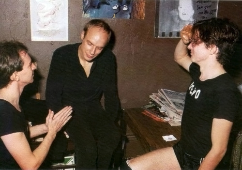 ruiraiox: zombiesenelghetto: Devo and Brian Eno, ca 1978