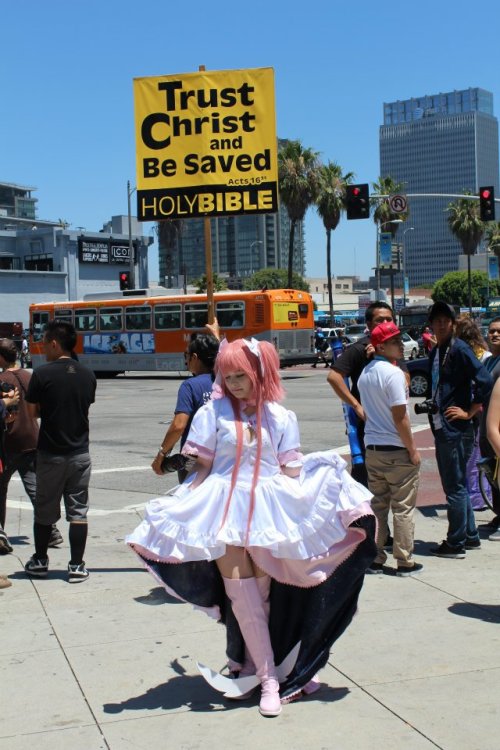 ahiruko:Favorite picture of Anime Expo~There were a bunch of religious protests going on outside the