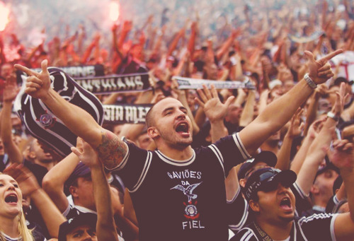 corinthianaloucamente-apaixonada:  Quando por aqui chegou, só se falava em um assunto: O Sport Club Corinthians Paulista. Encantou o povo, por ser um time que não nasceu “rico”, mas nasceu nos braços do povo, povo batalhador. Então foi conquistando