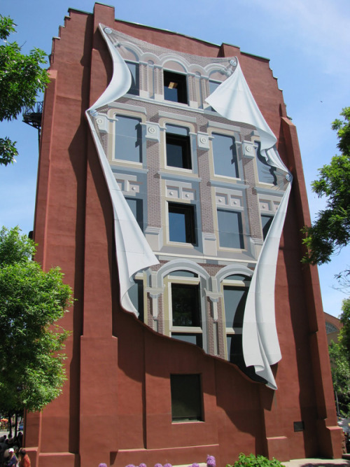 ruineshumaines:The Flatiron Mural by Derek Besant.Located in downtown Toronto, the Flatiron building