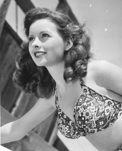 funnster:Jeanne Crain in 1945. https://painted-face.com/