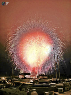 thepastichom:  All 20,000 fireworks lit the