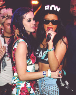 ymcmbtaughme:  Katy &amp; RiRi &lt; 3 