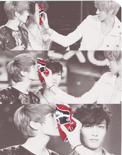 telekenesis-blog:  when the mask is bigger than luhan himself.. 