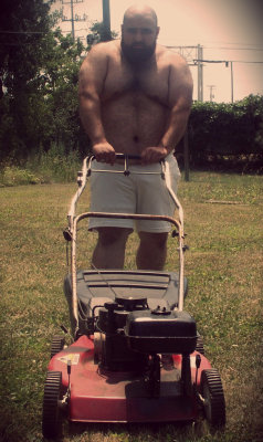 chubluvincub:  clubbear:  Who cuts the grass