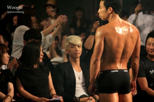 koreanamericangay:  hot-namjas:  WOOYOUNG LIKES WHAT HE SEES  hehehehehehe