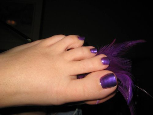 simonsfetishesluvfeet:Lovely Toes with a feather