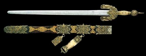 We usually associate Muslim history with curved swords, but during a great part of it, the straight 