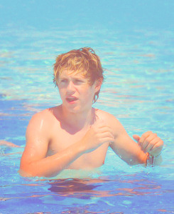 rocknialls-blog:  da pimp is in spain. 
