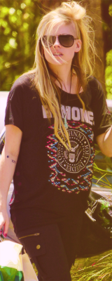 sydneivashkov:  Avril’s new hair :) 