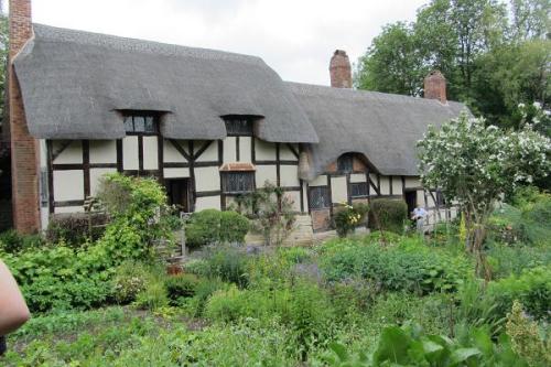 iseeonlyinfinity: Anne Hathaway’s cottage and flowers from the gardens in Shottery, Warwickshi