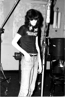 cretin-family:  Joey Ramone in 1976 while recording the Ramones debut album. 