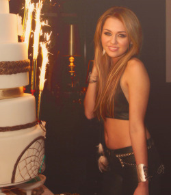 :  23/30 photos of Miley Cyrus 