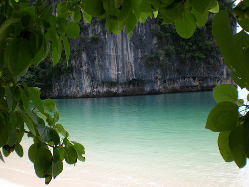 trop1cal:  v-a-n-s-and-c-r-o-s-s-e:  paradise <3  is this in krabi