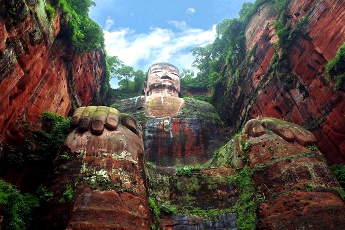 logoside:  El Buda gigante de Leshan. Y tan gigante, como que es la estatua más