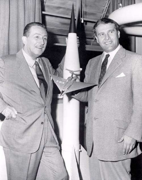 Walt Disney and rocket scientist Dr. Wernher von Braun, 1954.In the 1950&rsquo;s, von Braun worked w