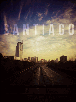 sobretucielo:  heres-comes-the-sun:  miperrasellamacosa:  -“Odio la gente que dice que Santiago es una mierda”-“no es tan raro que digan eso, de partida lo cruza un río lleno de caca”-“bueno pero, New York tiene ratones en los metros, y todo
