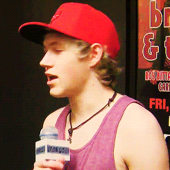 gooutofstyle:  Louis distracting Niall during an interview. (x) 