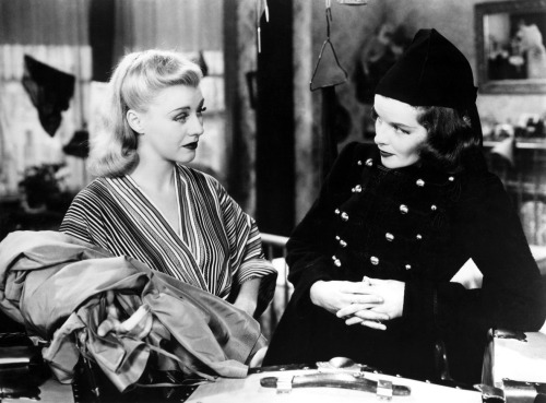 amy-blue: Ginger Rogers and Katharine Hepburn size each other up in Stage Door (1937)